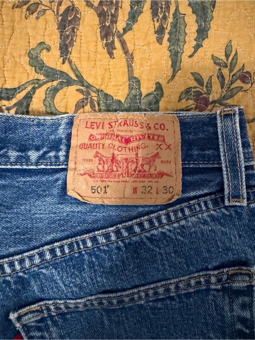 Medium wash vintage Levi’s - Picture 4 of 6